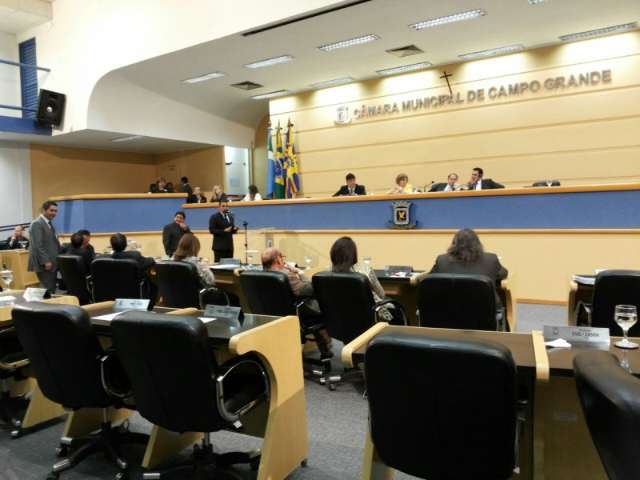 Sem qu&oacute;rum, vereadores deixam de votar vetos e requerimento