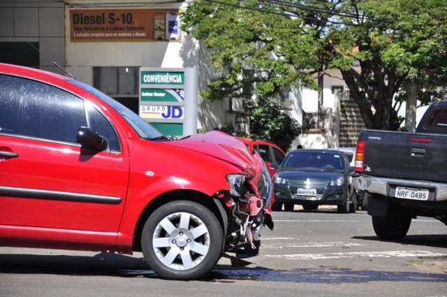 Carro roda e vai parar 30 metros adiante ap&oacute;s acidente no centro de Campo Grande