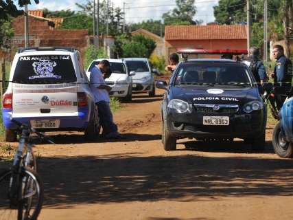 Pol&iacute;cia prende suspeito de matar usu&aacute;rio de drogas e procura segundo envolvido