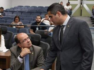 Deputados José Carlos Barbosa (DEM) e Herculano Borges (SD), durante sessão (Foto: Victor Chileno/ALMS)