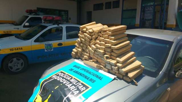 Policiais prendem ga&uacute;chos pelo transporte de 110 quilos de maconha em ve&iacute;culo
