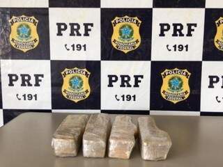 Os quatro tabletes de pasta base de cocaína pesaram 2,2 kg (Foto: Divulgação/PRF)