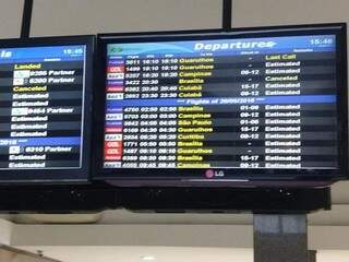 Anúncio no painel do aeroporto indicando cancelamento do voo para Brasília (Foto: Liniker Ribeiro) 