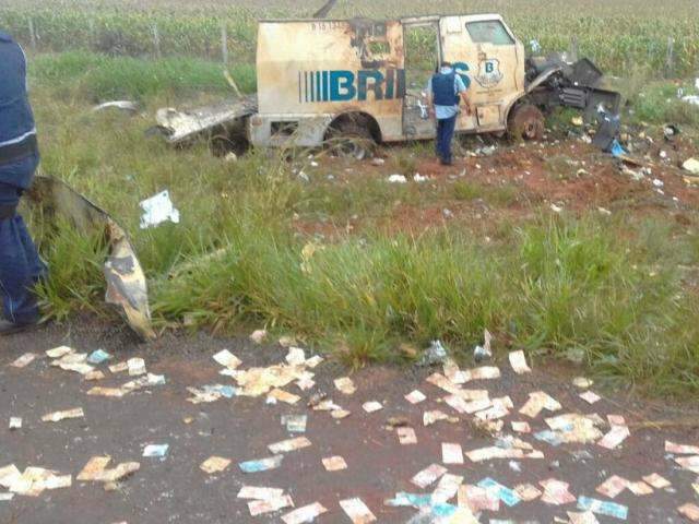 Carro-forte &eacute; atacado a tiros de metralhadora e explosivos em MS