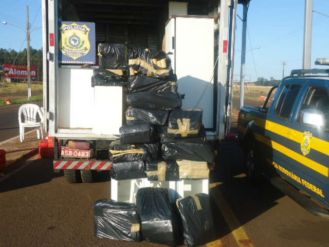  Policial civil &eacute; preso com 300 kg de maconha e ex-PM faria transporte