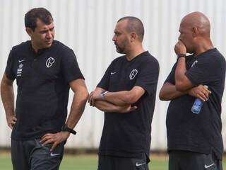 Técnico Fábio Carille (à esquerda) conversa com seus auxiliares durante treino (Foto: Corinthians/Divulgação)