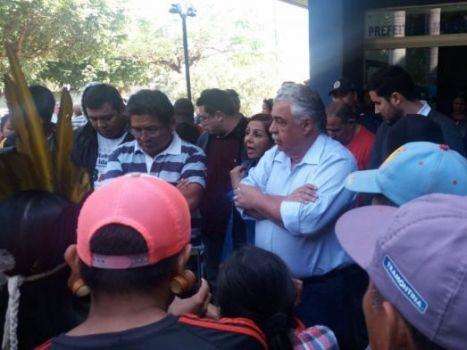 Prefeito conversa com professores ind&iacute;genas e promete pagar sal&aacute;rios atrasados