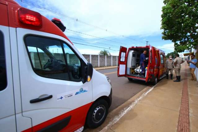 Homem &eacute; esfaqueado no pesco&ccedil;o por &quot;amigo&quot; e recebe ajuda de fam&iacute;lia