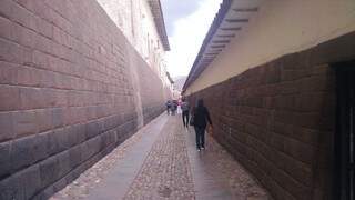 Uma rua de Cusco, onde as pedras ainda são dos tempos Incas.