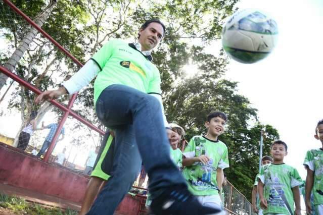 Prefeito lança escola pública de futebol nesta segunda-feira