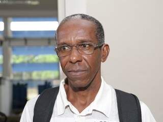 O aposentado Paulo Roberto da Silva, de 56 anos, quer voltar a trabalhar como autônomo (Foto: Kísie Ainoã)