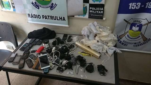 Encomenda feita por presos tinha aparelho que cabe na palma da m&atilde;o