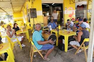 O grupo se apresenta aos sábados no bar &quot;Espetinho do Gordinho&quot; na Vila Jacy (Foto: Kisie Ainoã)