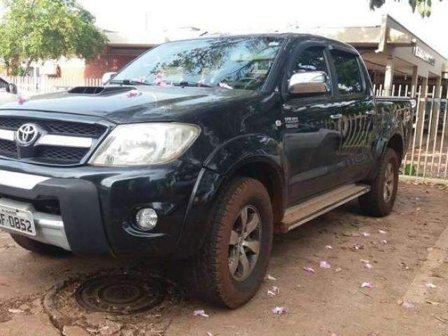 Assaltantes trocam tiros com a pol&iacute;cia e abandonam Hilux e moto na estrada