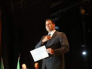 Renan Contar (PSL), capitão do Exécito mais votado para a Assembleia Legislativa, posa para foto com diploma de deputado estadual na mão (Foto: Paulo Francis)