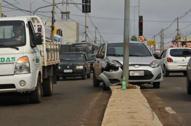 Ao fazer curva, jovem perde controle e bate em poste na Avenida Zahran