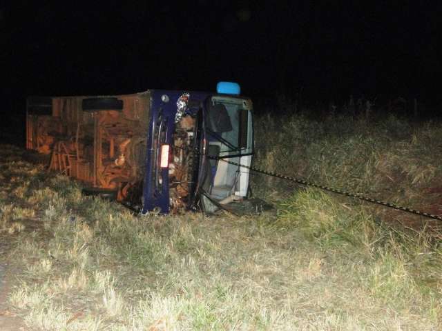 Ônibus com trabalhadores tomba e motorista morre na BR-158