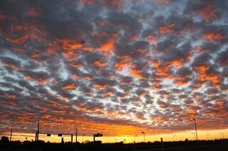Nuvens tomam conta do céu na manhã desta sexta-feira (Foto: Marcos Ermínio)