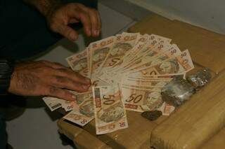 Dinheiro falso e drogas estavam no porta-malas de um carro Pálio (Foto: Dieysson G. Souza/Perfil News)