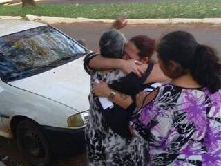 Rosimeire (ao centro) é abraçada após deixar presídio de Ponta Porã (Foto: Direto das Ruas)