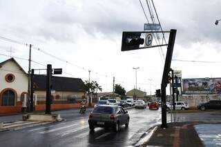 Vento forte entortou semáforo na Avenida Eduardo Elias Zahran (Foto: Cleber Gellio)