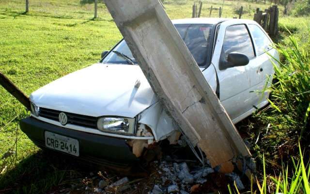  Adolescente rouba carro, esfaqueia v&iacute;tima e bate em poste durante fuga