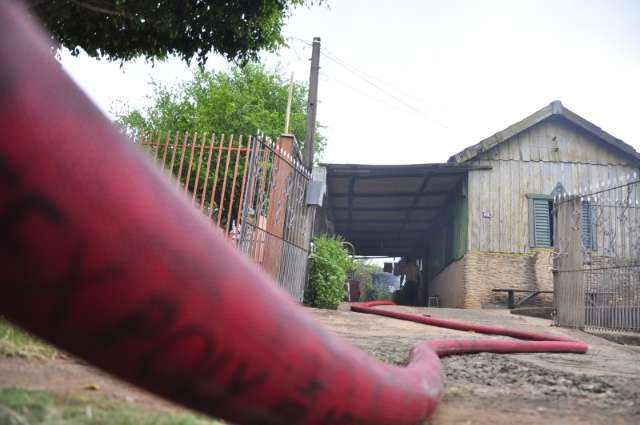 Inc&ecirc;ndio atinge dep&oacute;sito de recicl&aacute;veis e idosa passa mal por inalar fuma&ccedil;a