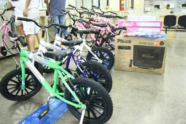 Guardas municipais se unem, adotam cartinhas e doam brinquedos