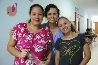 Mãe Janiele, enfermeira Flávia e mãe Fernanda, à espera da alta dos bebês. (Foto: Paula Maciulevicius Brasil)