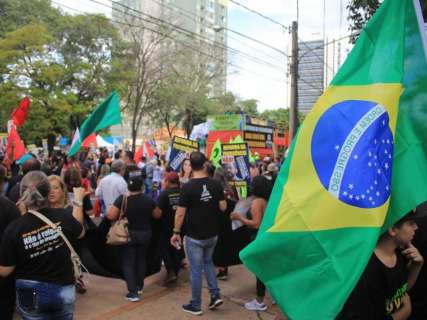 Manifestação fecha 5 quarteirões na área central e termina na Ary Coelho