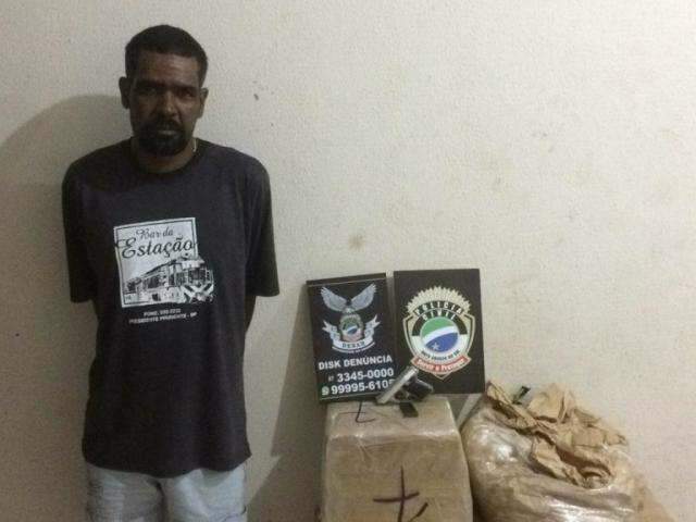 Dupla &eacute; presa com arma e 165 quilos de maconha na Cohab 