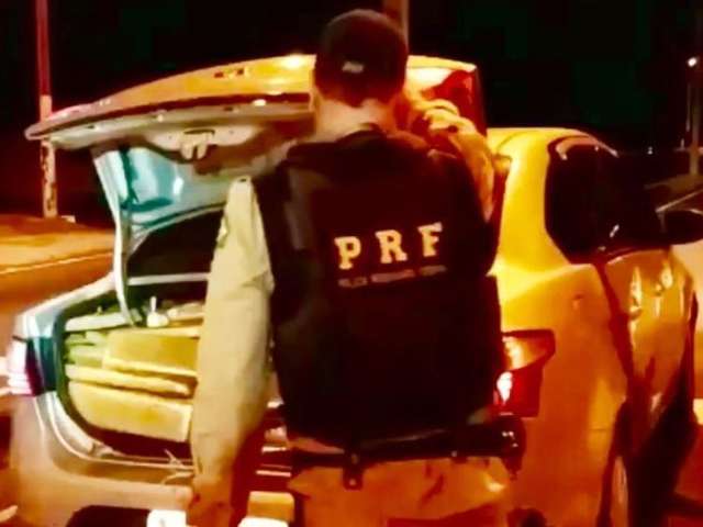 Durante persegui&ccedil;&atilde;o, traficante pula do carro em movimento e se esconde no mato