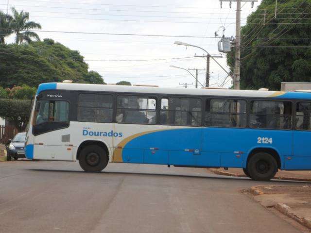 Empresa de &ocirc;nibus reduz hor&aacute;rios e negocia compra de combust&iacute;veis