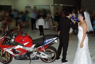 A moto foi usada para entrar na festa de casamento (Foto: TL Notícias/Canistro Som&amp;Luz)