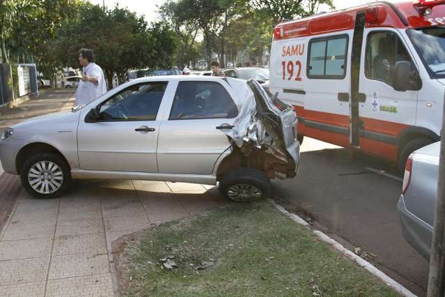 Condutora colide ve&iacute;culo com &ocirc;nibus ao sair de estacionamento