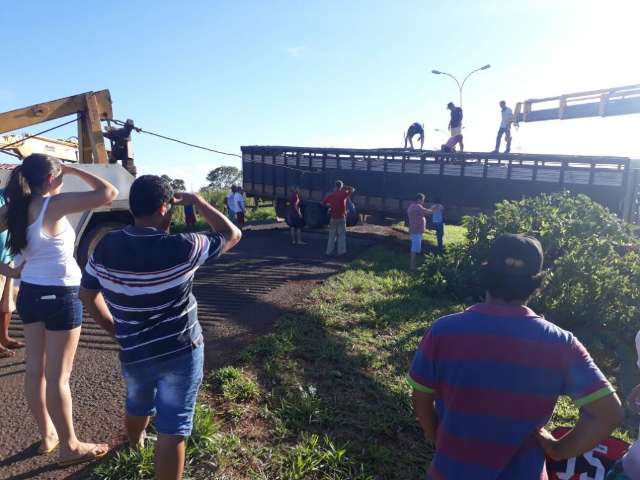 Tr&acirc;nsito na Duque de Caxias &eacute; liberado ap&oacute;s acidente com carreta