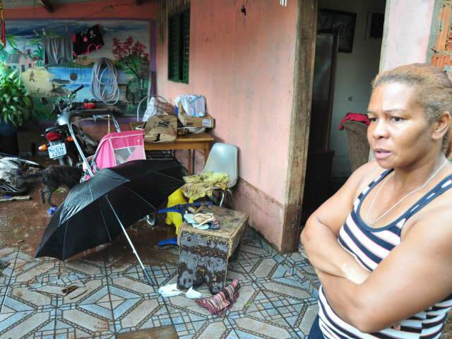  Chuva r&aacute;pida alaga casas e deixa moradores da Nha-Nh&aacute; desesperados