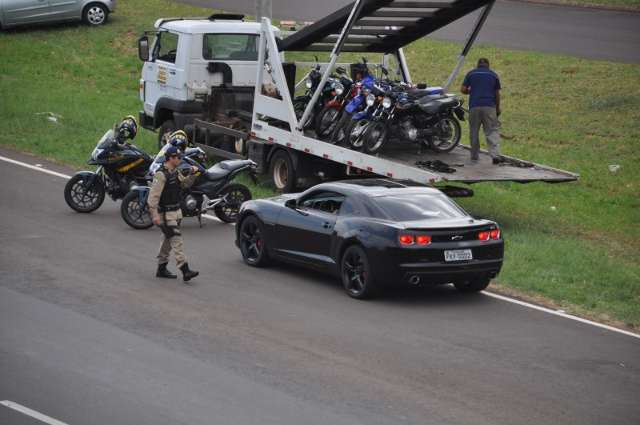 Blitze multam 79 pessoas e flagram 22 motoristas sem carteira
