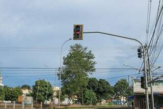 Sem&aacute;foros amanhecem em pane no centro de Campo Grande