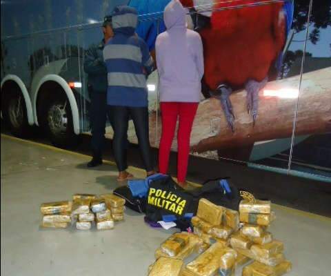  Adolescentes de 17 anos s&atilde;o apreendidas com por&ccedil;&otilde;es de maconha na rodovi&aacute;ria 