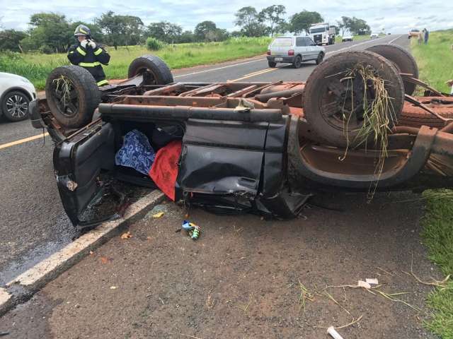 Motorista perde controle e idoso morre ap&oacute;s capotagem na BR-158