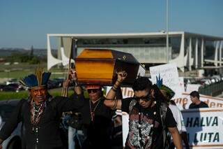 Índios carregaram caixão para simbolizar protesto contra morte ocorrida em Antonio João (Foto: Marcelo Camargo/Agência Brasil)