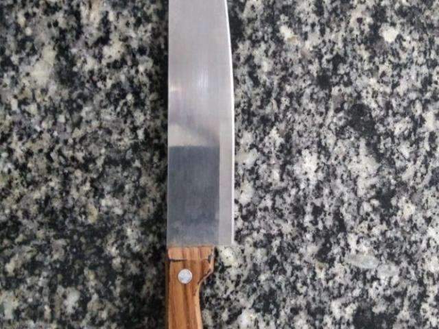 Homem &eacute; preso ao agredir a socos e amea&ccedil;ar mulher com faca em conveni&ecirc;ncia