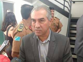 Governador Reinaldo Azambuja concedeu entrevista na sede do Corpo de Bombeiros (Foto: Mayara Bueno)