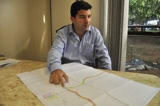 Tenente-coronel da Defesa Civil Rampazo explica como foi feito o mapeamento das estradas (Foto: João Garrigó)