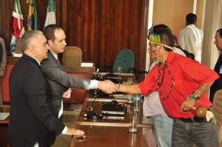 Juiz do CNJ cumprimenta liderança indígena. (Foto: João Garrigó)