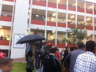 Tumulto por causa de possível extravio de malotes com provas foi registrado dentro e fora de colégio (Foto: Carlos Novaes)