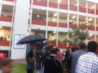 Tumulto por causa de possível extravio de malotes com provas foi registrado dentro e fora de colégio (Foto: Carlos Novaes)