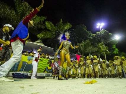 Cultura, religião e críticas à corrupção marcam desfile das escolas de samba