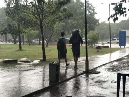 Acompanhada de ventos fortes, chuva alaga bloco e ruas dentro da UFMS